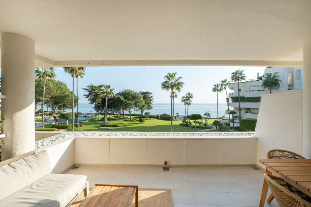 Middle Floor Apartment Estepona Málaga - image 5