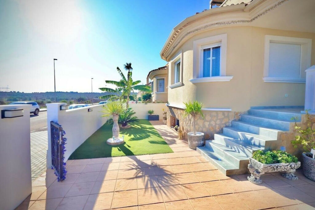 Detached Villa San Miguel de Salinas Alicante - image 5