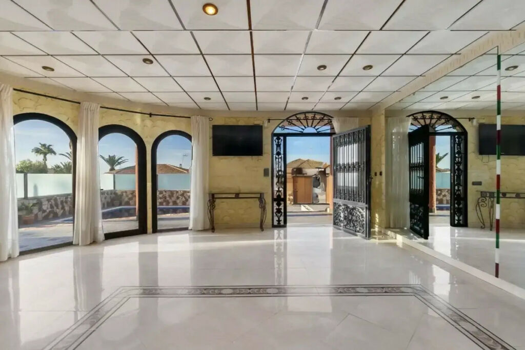 Detached Villa La Zenia Alicante - image 5