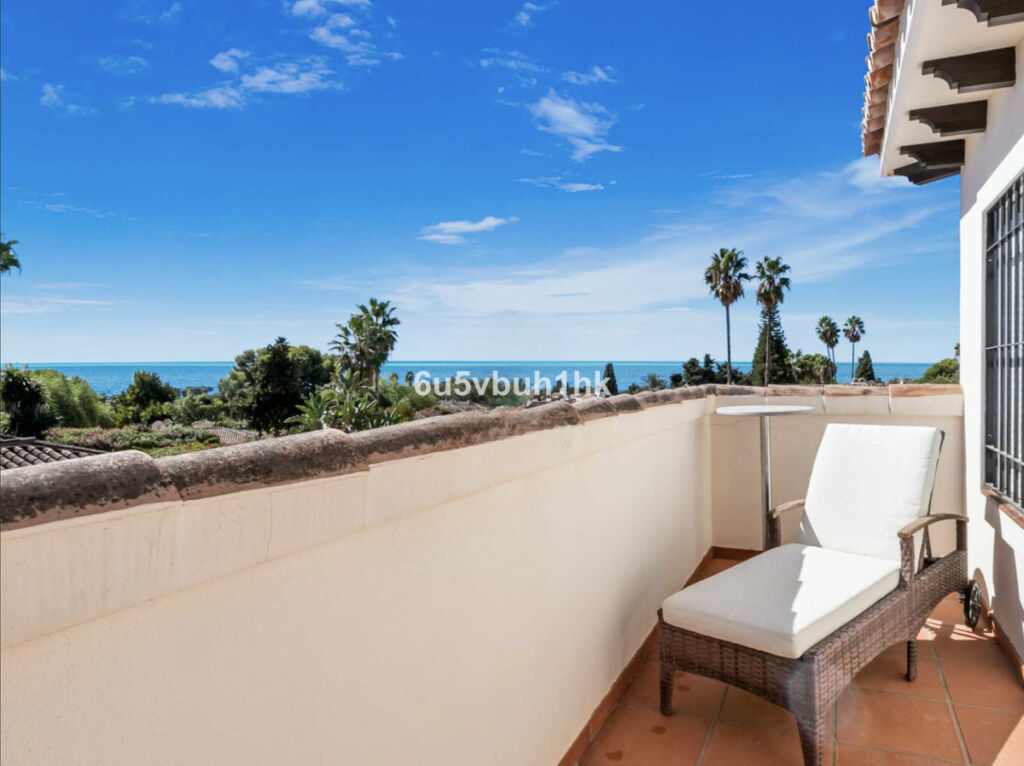 Townhouse El Paraiso Málaga - image 5