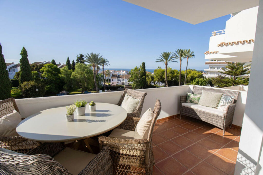Middle Floor Apartment Nueva Andalucía Málaga - image 5