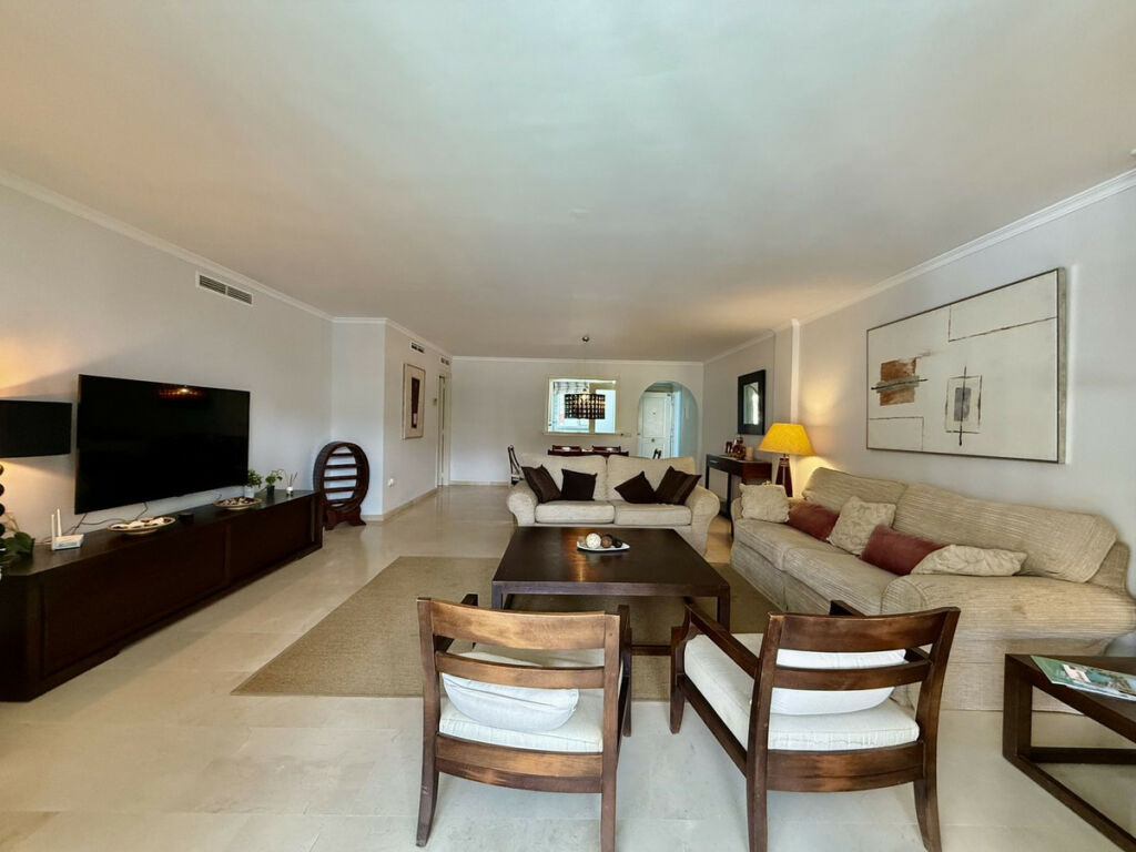 Middle Floor Apartment Sotogrande Puerto Cádiz - image 5