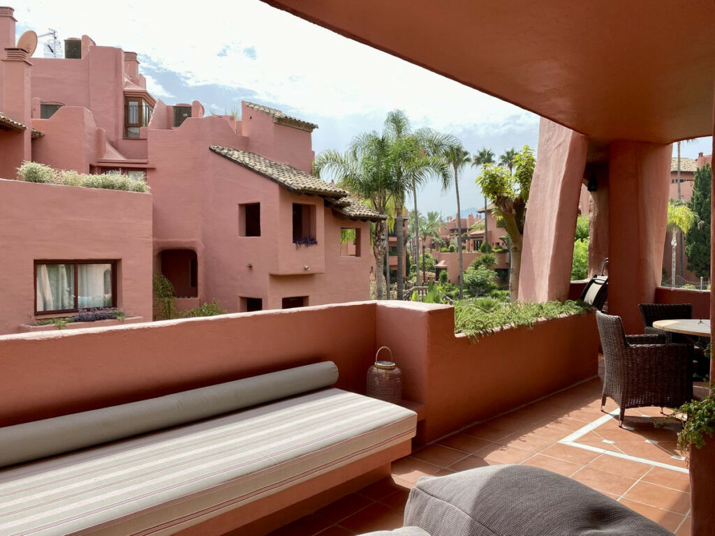 Middle Floor Apartment Estepona Málaga - image 5