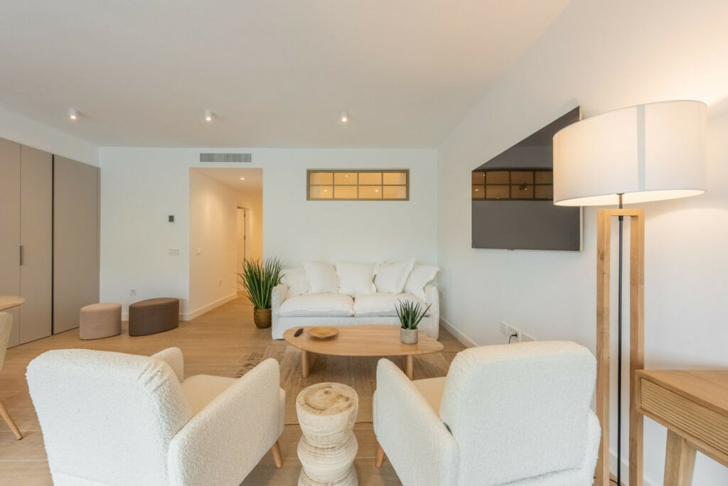Middle Floor Apartment The Golden Mile Málaga - image 5