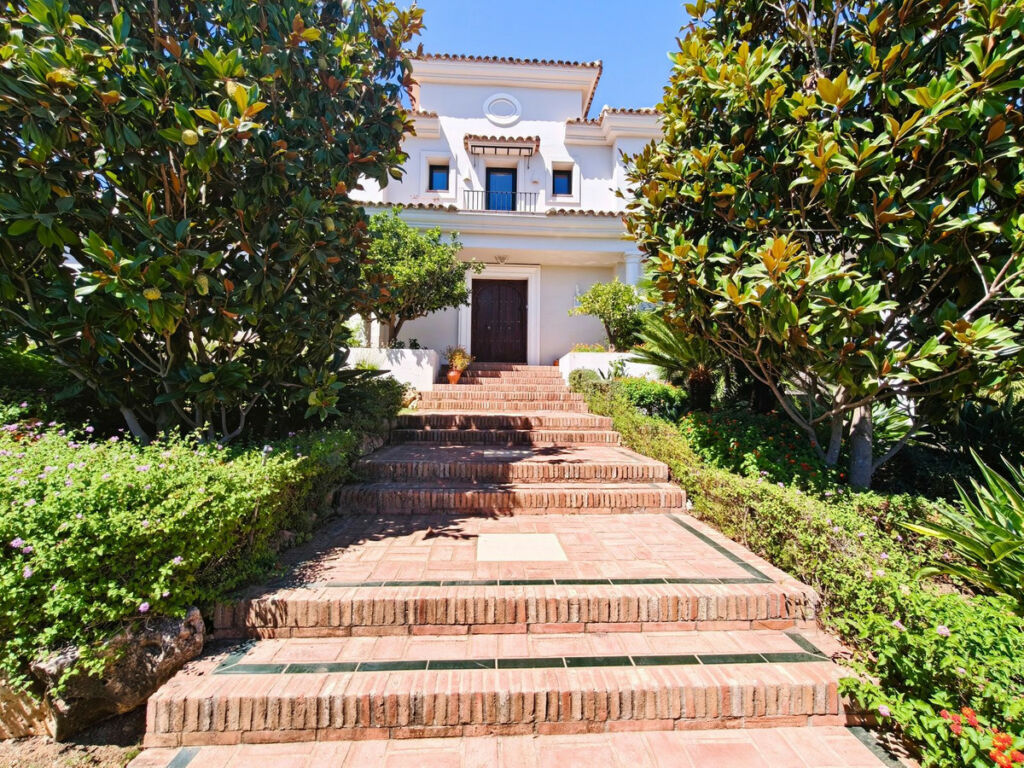 Detached Villa San Roque Club Cádiz - image 5