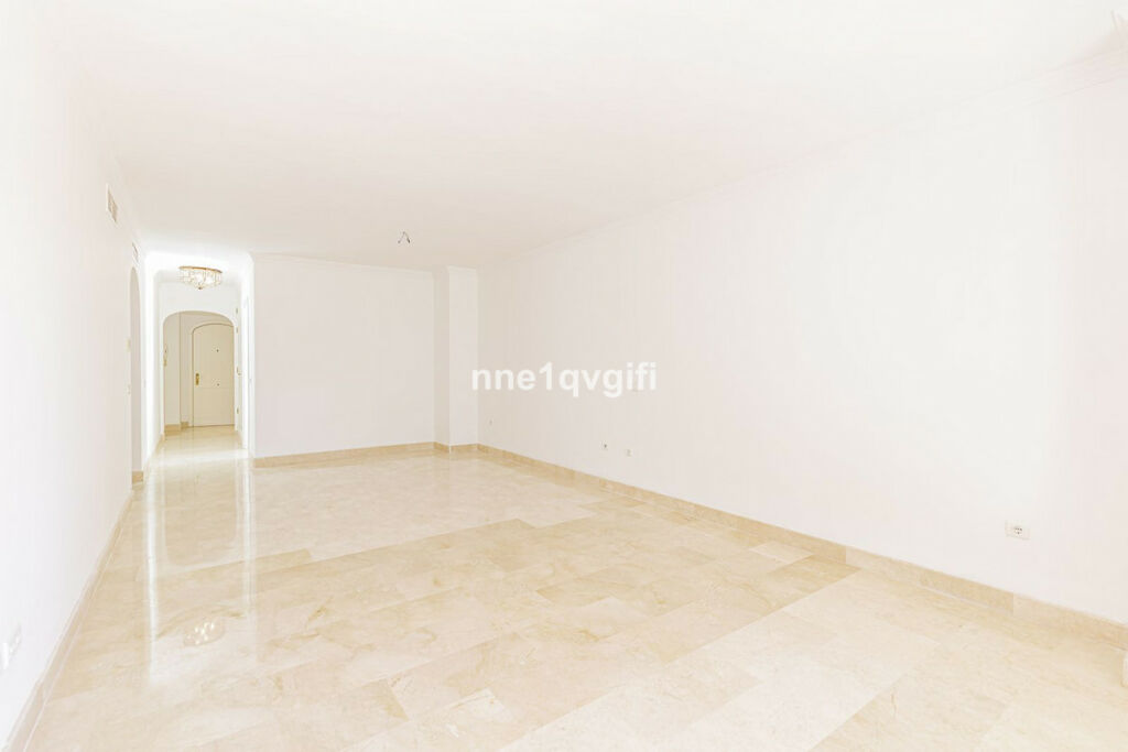 Middle Floor Apartment Elviria Málaga - image 5