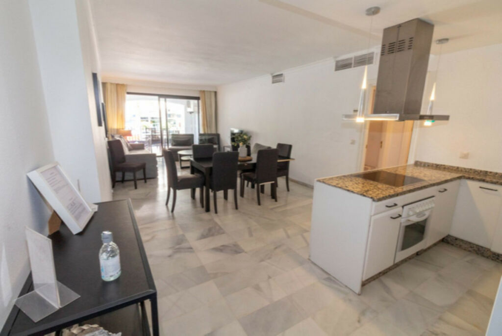 Middle Floor Apartment Puerto Banús Málaga - image 5