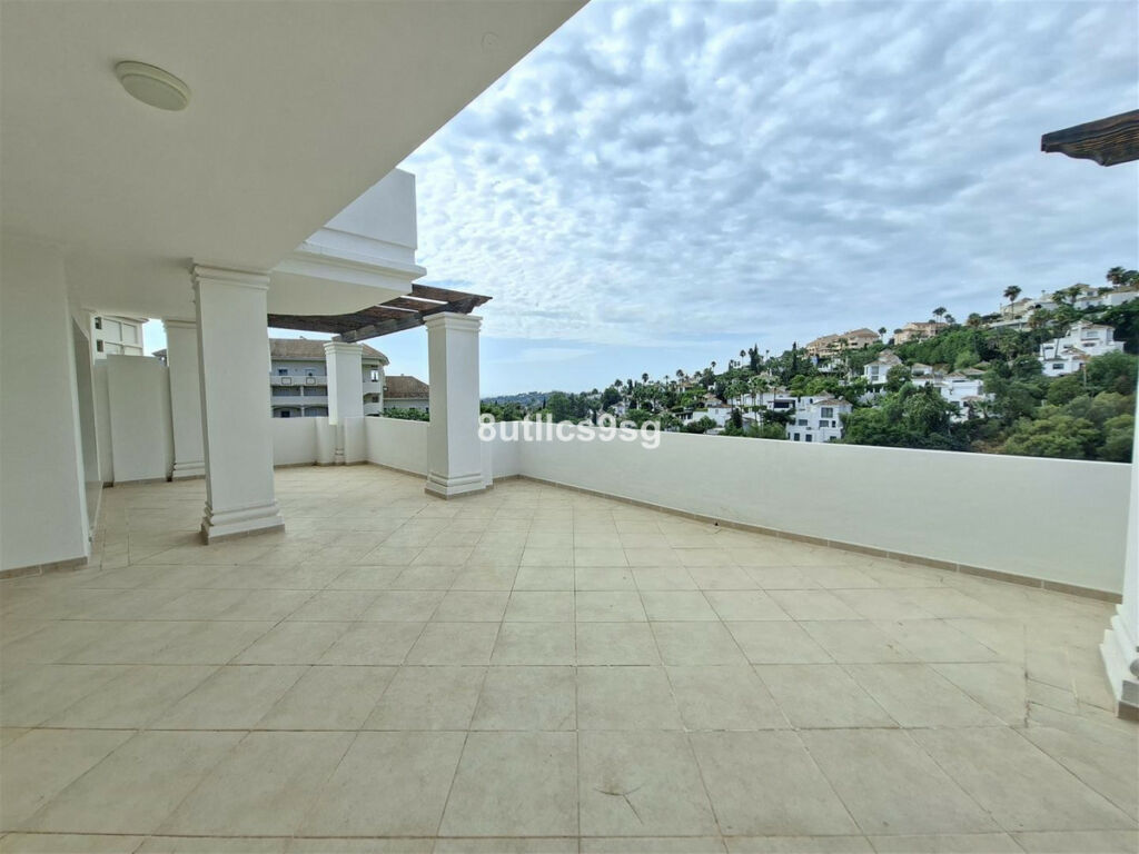 Middle Floor Apartment Aloha Málaga - image 5