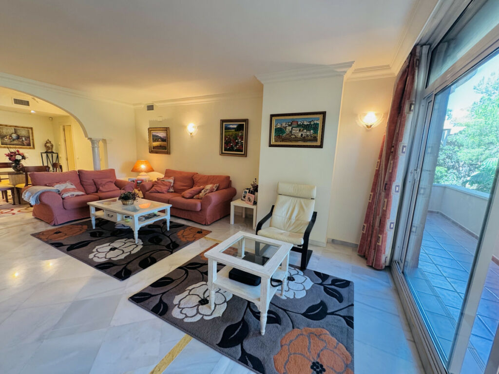 Middle Floor Apartment Nueva Andalucía Málaga - image 5