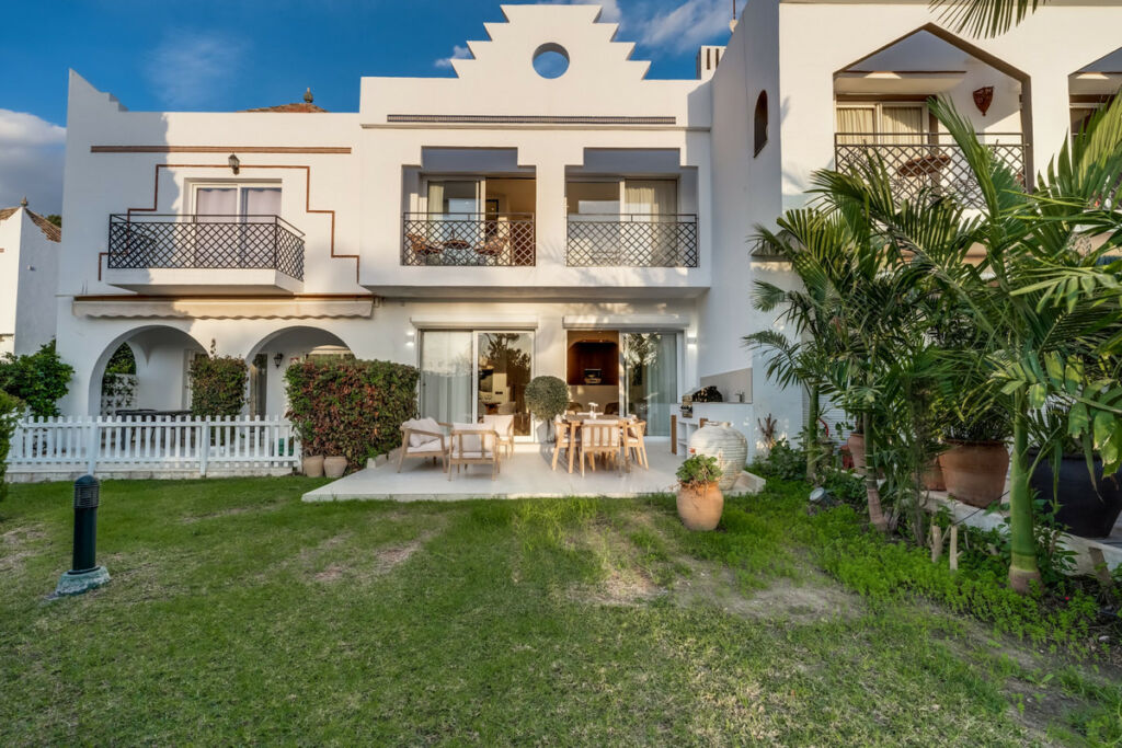 Townhouse Nueva Andalucía Málaga - image 5