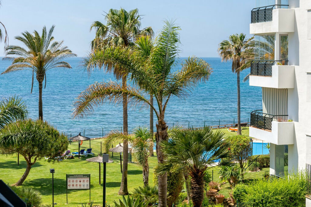 Middle Floor Apartment Calahonda Málaga - image 5