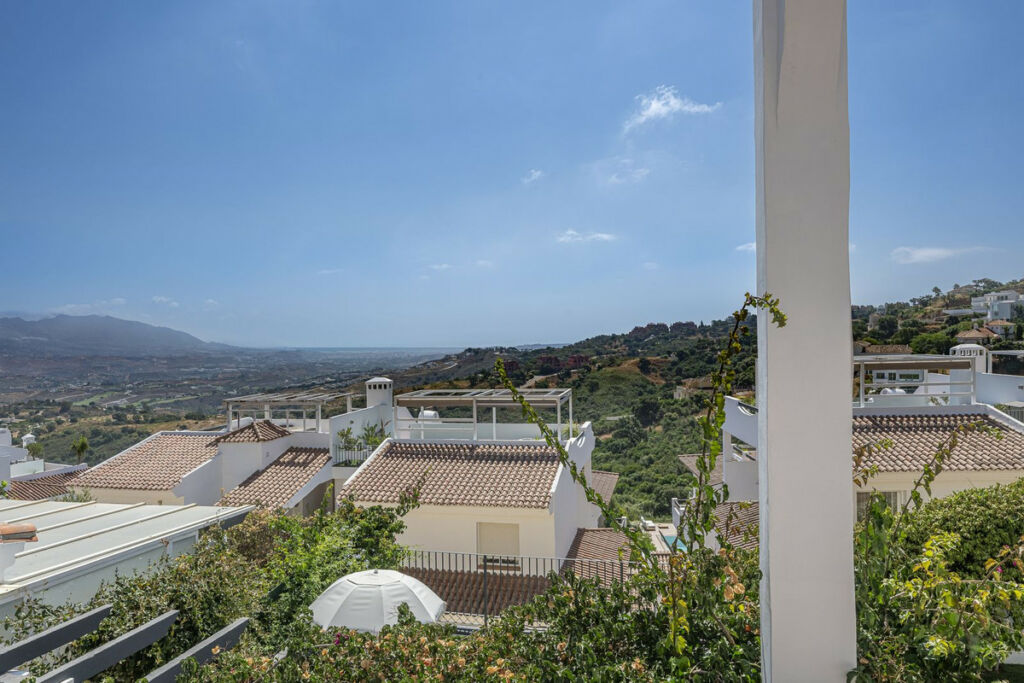 Middle Floor Apartment La Mairena Málaga - image 5