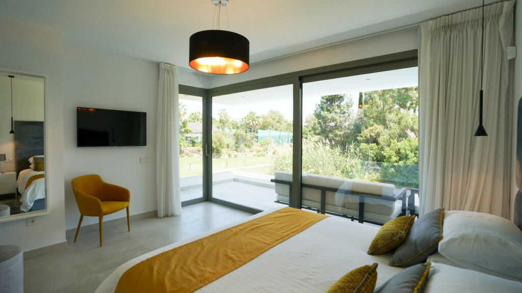 Detached Villa El Paraiso Málaga - image 6