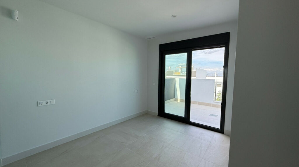 Middle Floor Apartment Torrevieja Alicante - image 6
