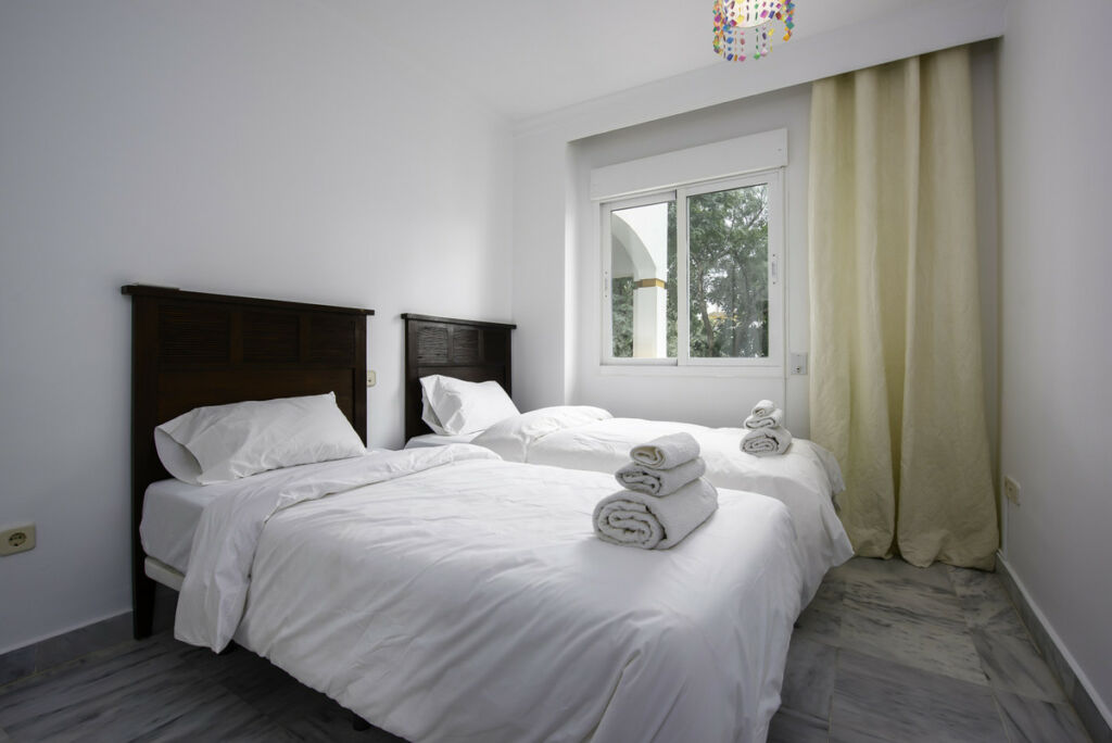 Middle Floor Apartment Nueva Andalucía Málaga - image 6