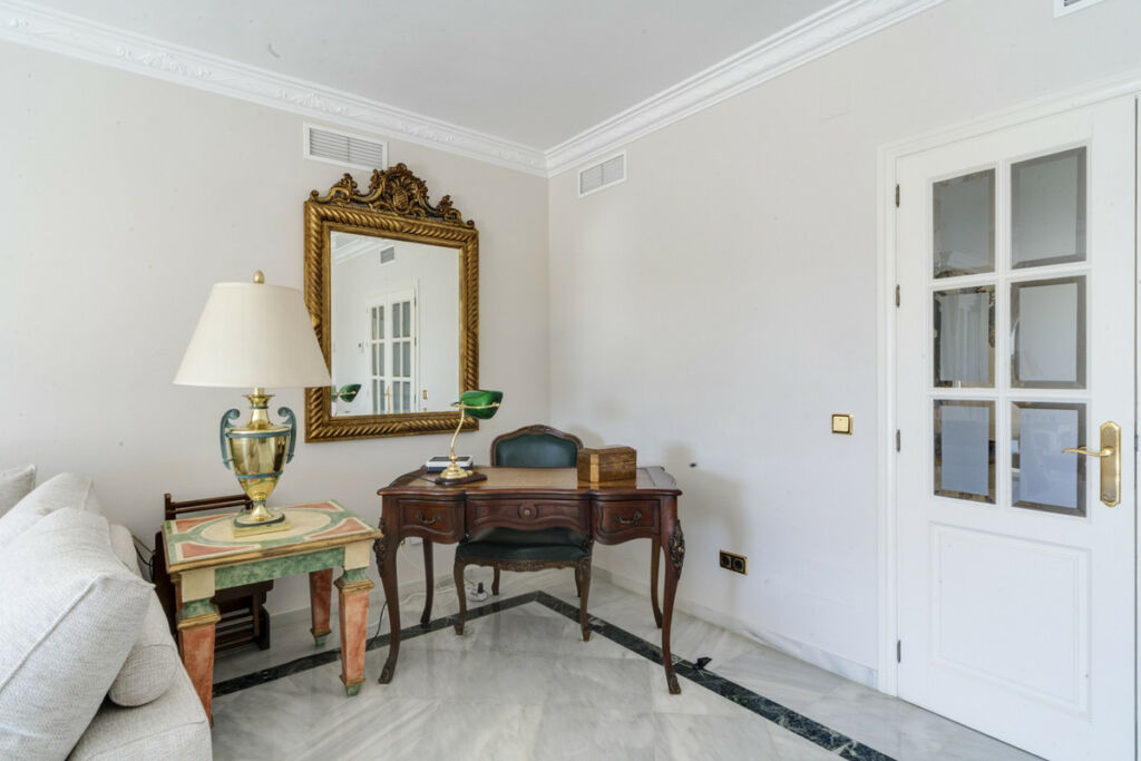Middle Floor Apartment The Golden Mile Málaga - image 6