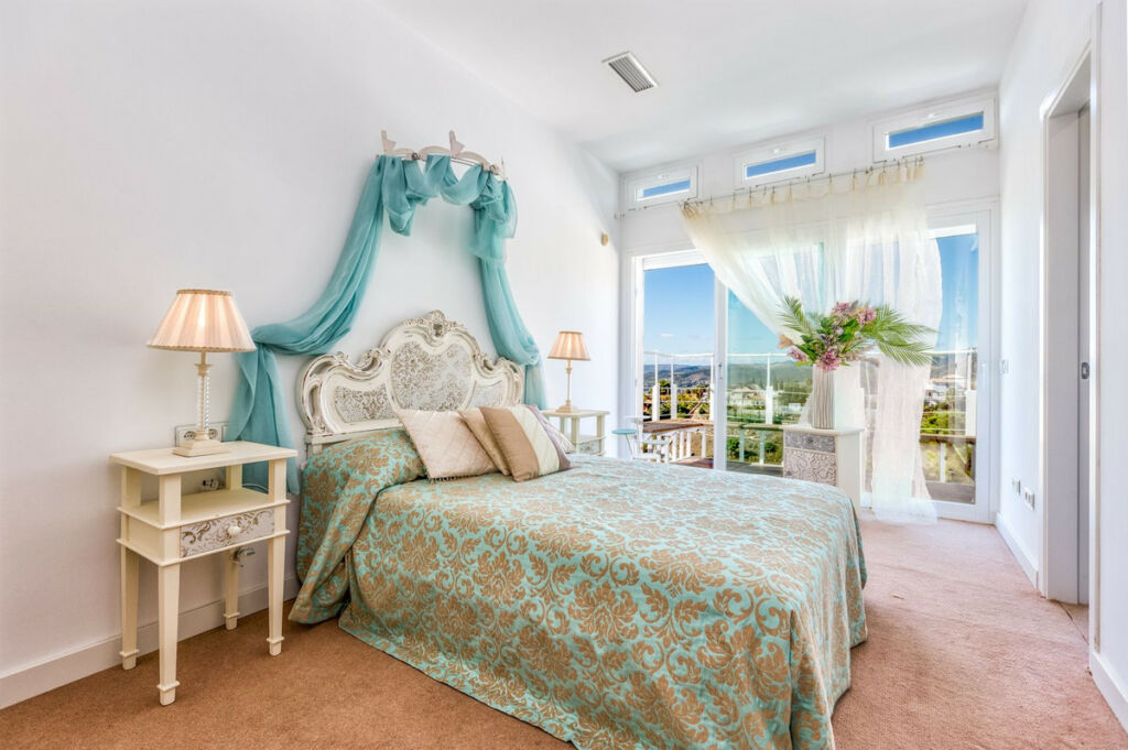 Detached Villa Estepona Málaga - image 7