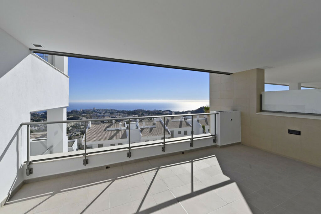 Middle Floor Apartment Benalmadena Málaga - image 6