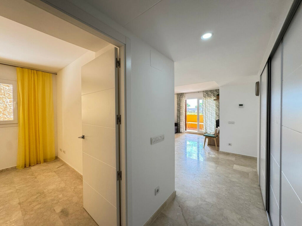 Middle Floor Apartment Torrevieja Alicante - image 6