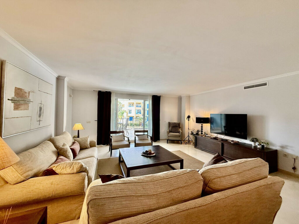 Middle Floor Apartment Sotogrande Puerto Cádiz - image 6