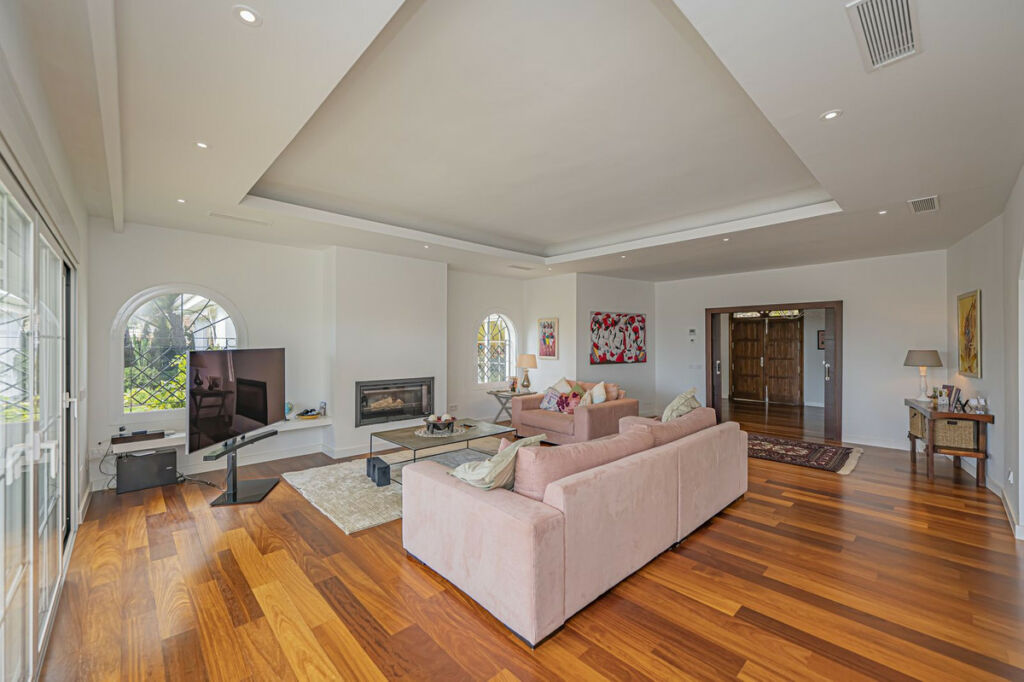 Detached Villa El Paraiso Málaga - image 6