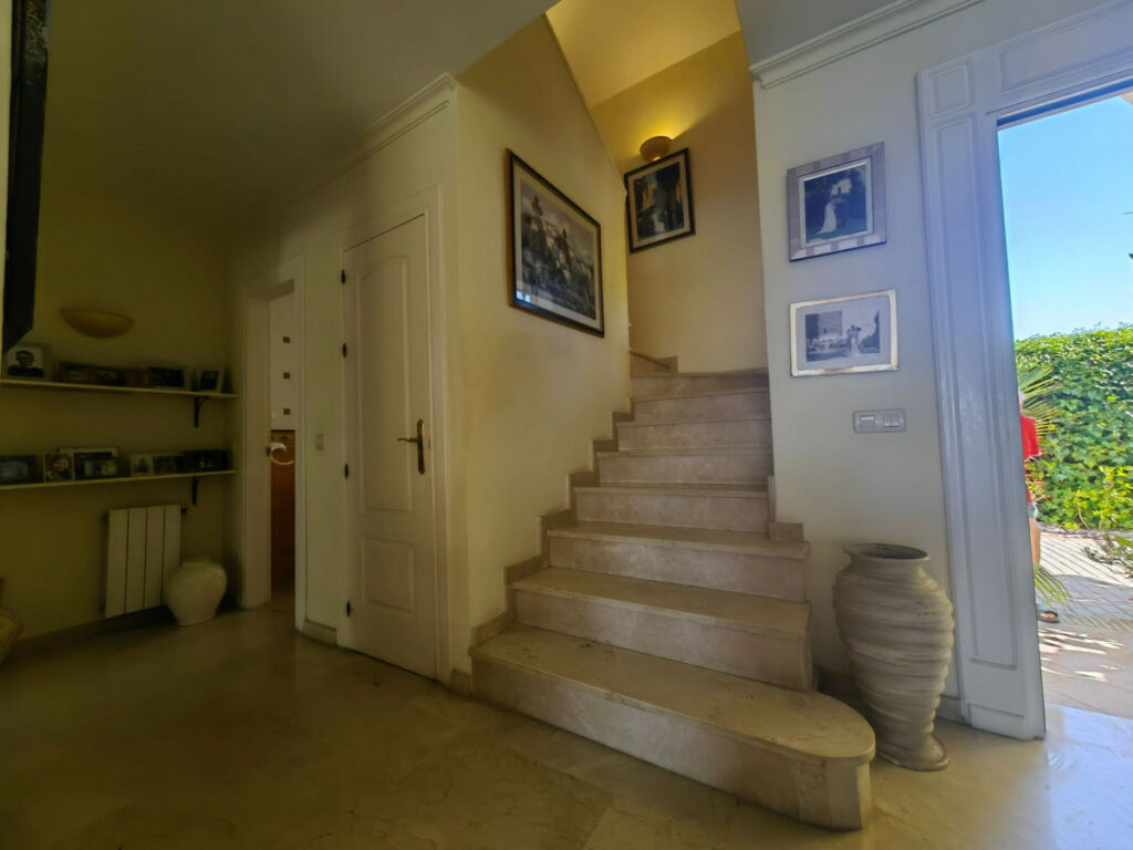 Detached Villa Estepona Málaga - image 6