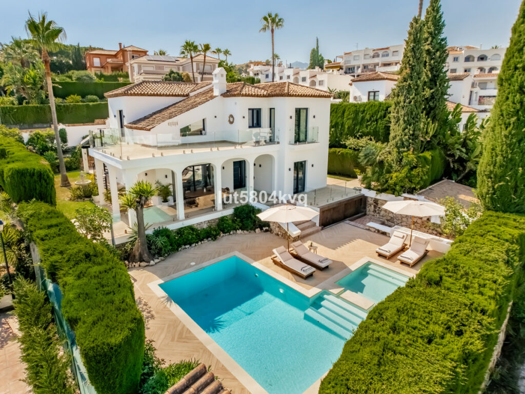 Detached Villa Nueva Andalucía Málaga - image 6