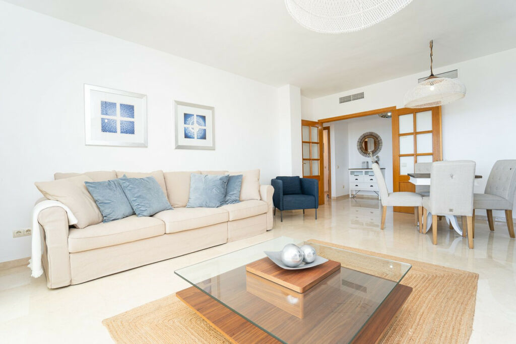 Middle Floor Apartment Cabopino Málaga - image 6