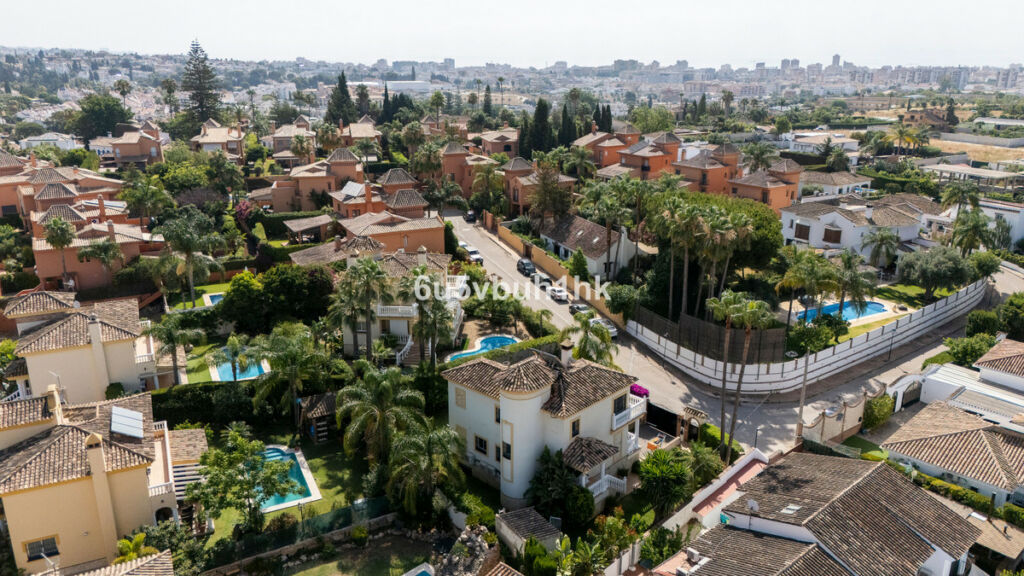 Detached Villa Sierrezuela Málaga - image 6