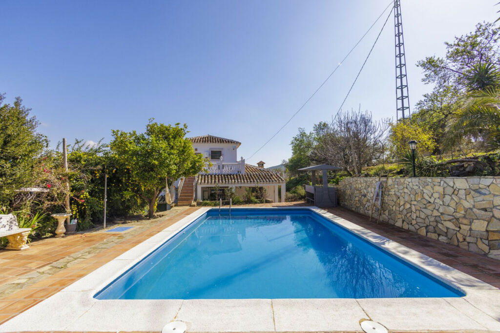 Detached Villa Riogordo Málaga - image 6