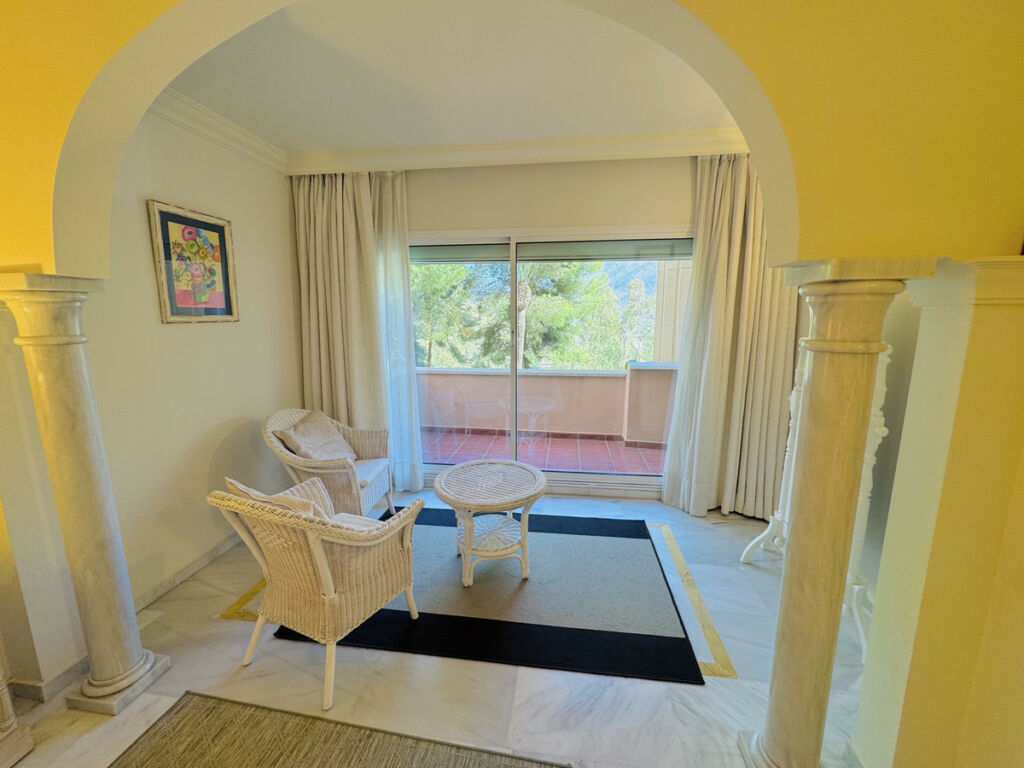 Middle Floor Apartment Nueva Andalucía Málaga - image 6