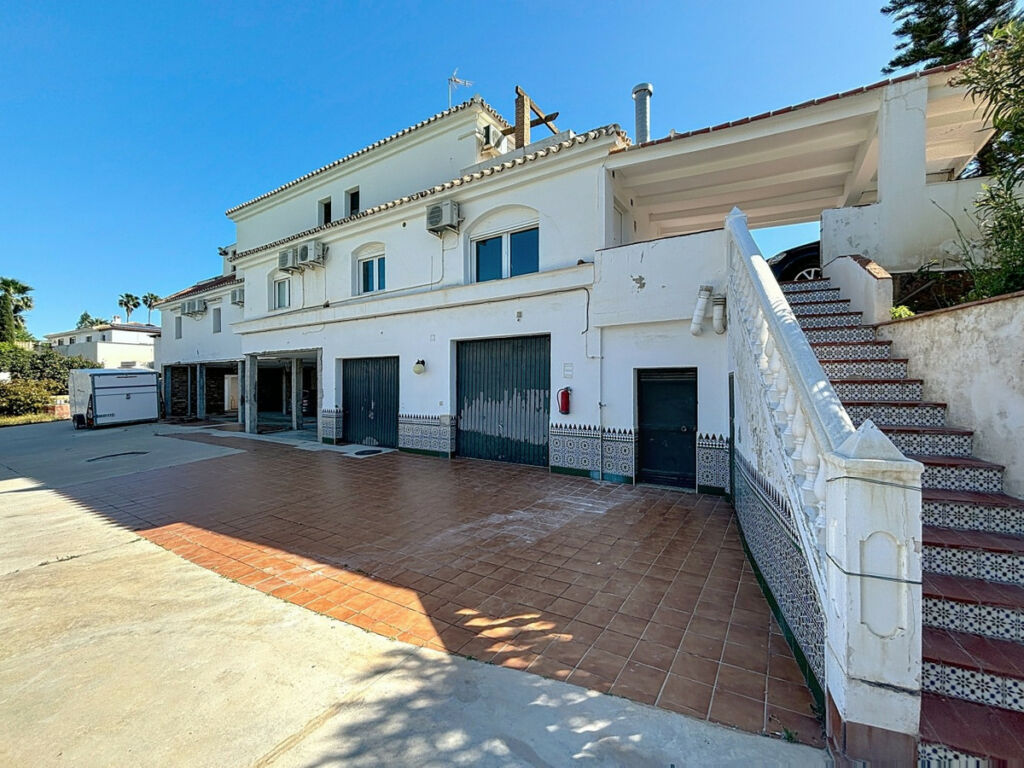 Detached Villa Almayate Málaga - image 6