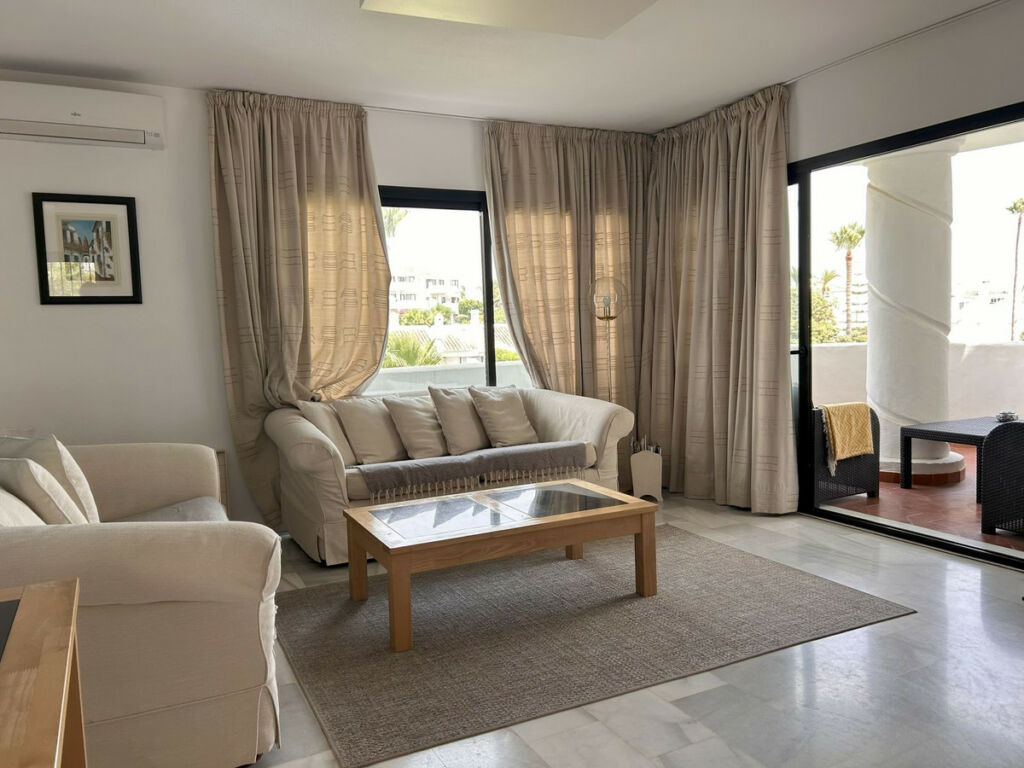 Middle Floor Apartment Calahonda Málaga - image 6