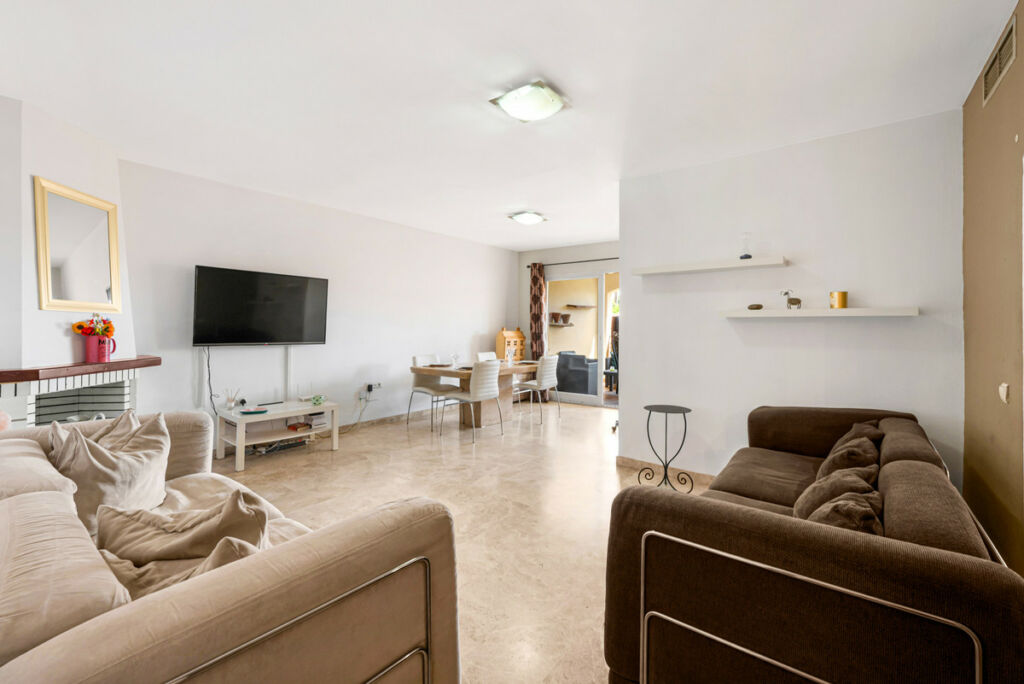 Middle Floor Apartment Nueva Andalucía Málaga - image 6