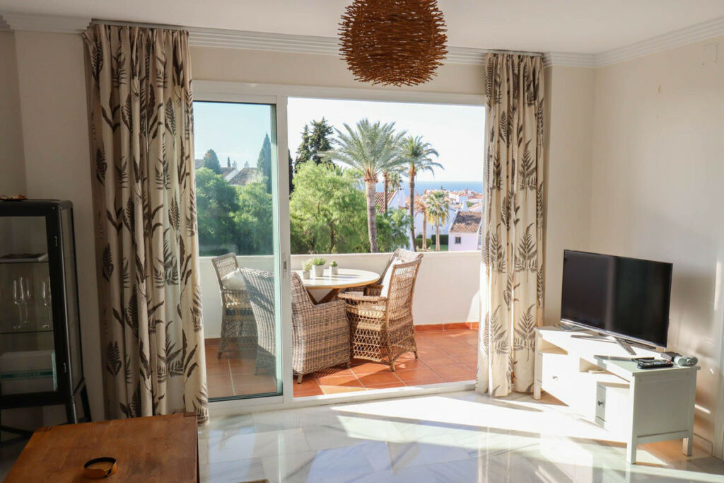 Middle Floor Apartment Nueva Andalucía Málaga - image 6