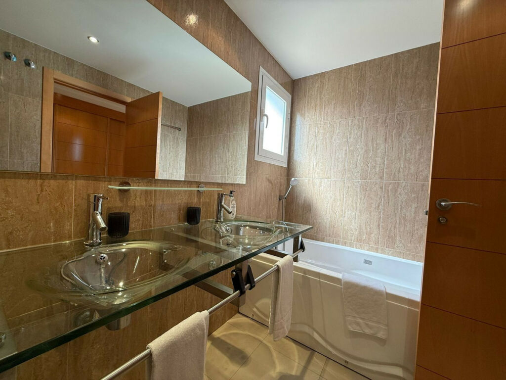 Middle Floor Apartment New Golden Mile Málaga - image 6