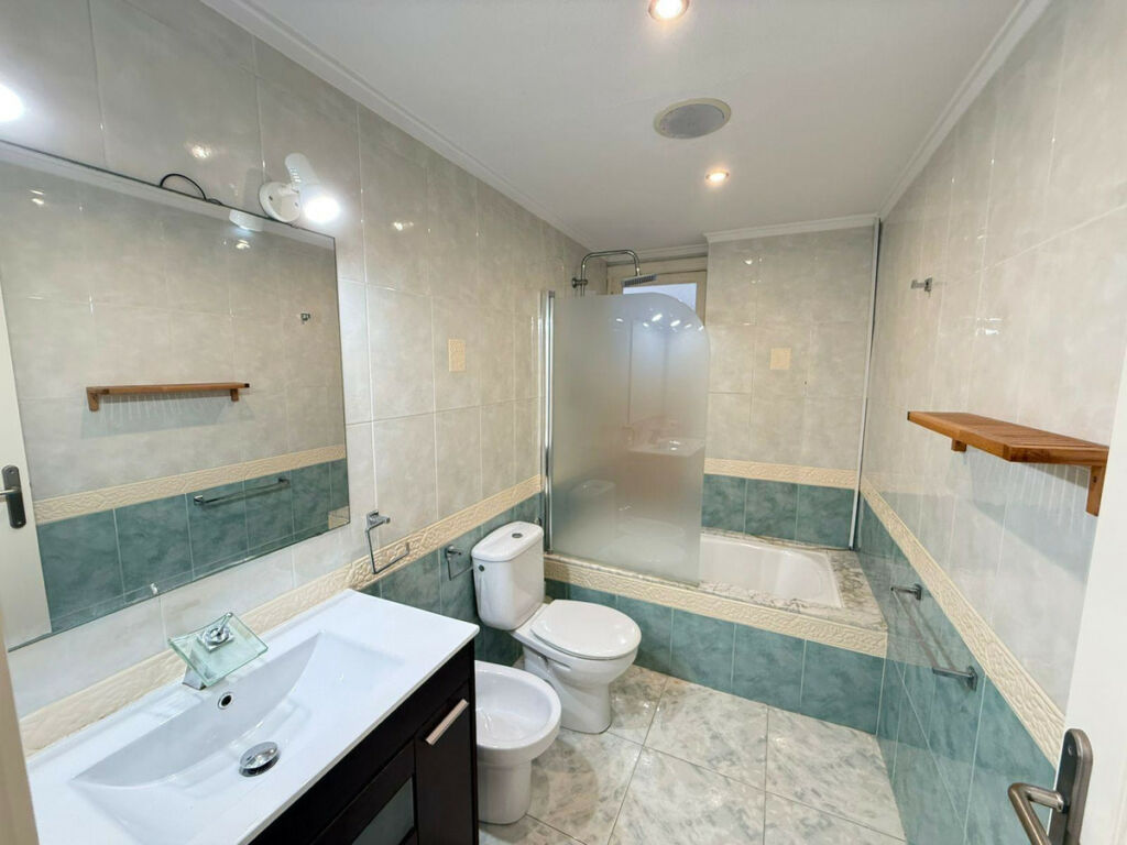 Middle Floor Apartment Torrevieja Alicante - image 6