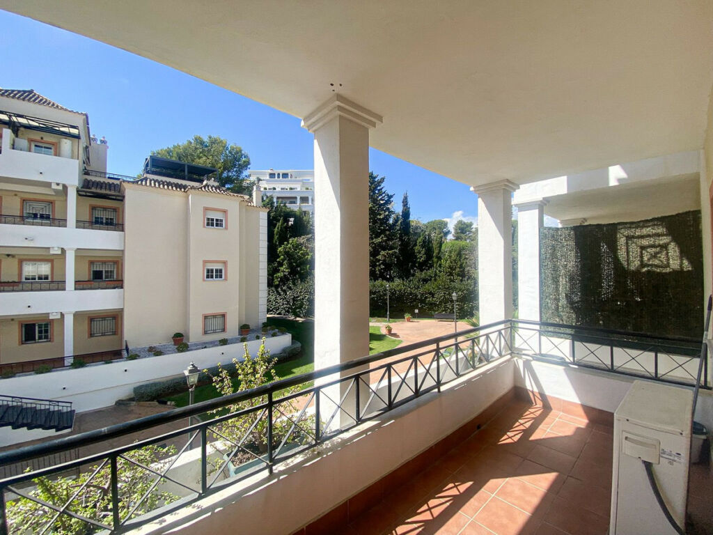Middle Floor Apartment Nueva Andalucía Málaga - image 6