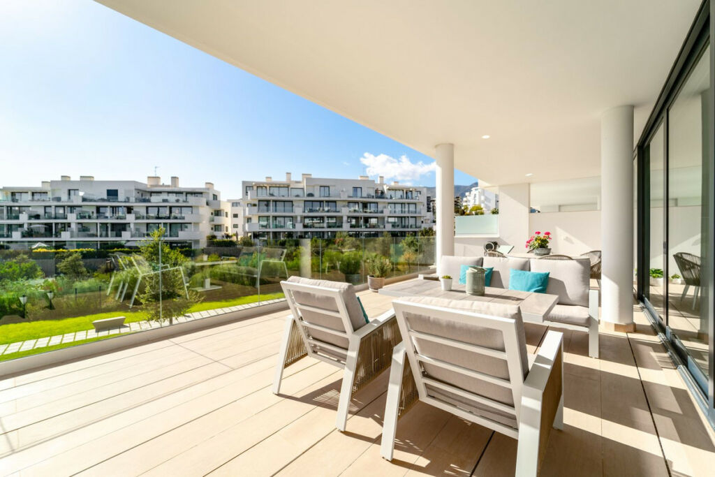 Middle Floor Apartment Benalmadena Málaga - image 7