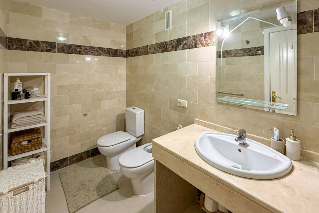 Top Floor Apartment El Paraiso Málaga - image 6