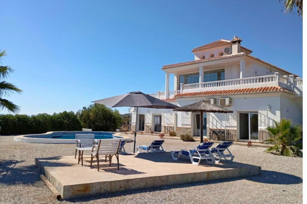 Detached Villa Sayalonga Málaga - image 6