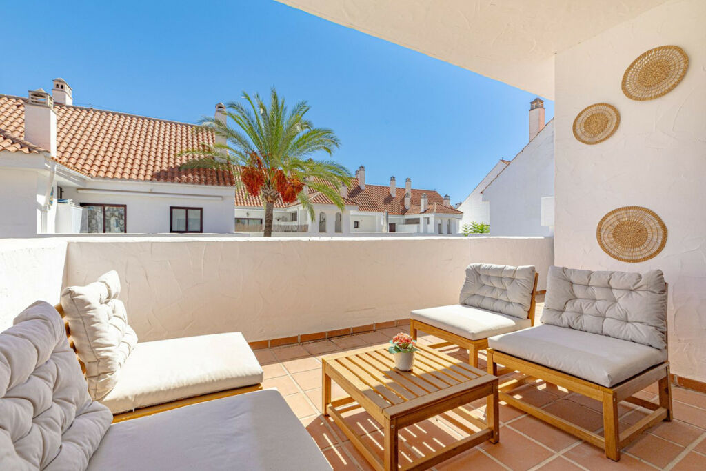 Middle Floor Apartment Nueva Andalucía Málaga - image 6