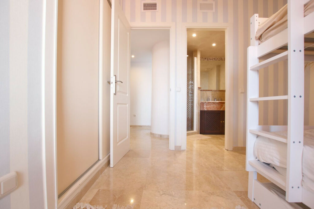 Middle Floor Apartment Calahonda Málaga - image 5