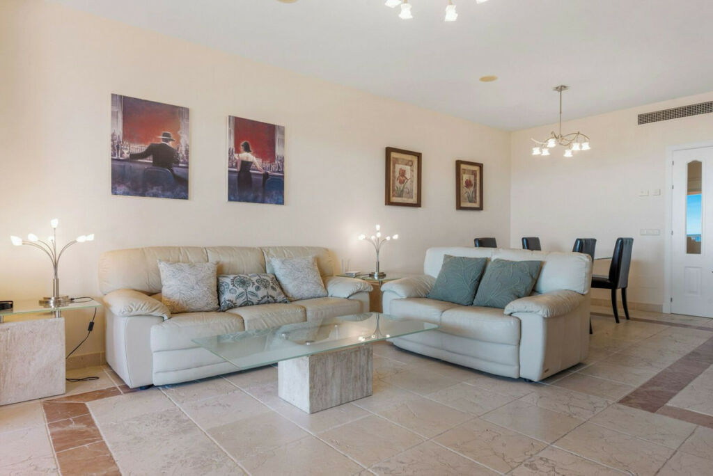 Middle Floor Apartment Los Flamingos Málaga - image 6
