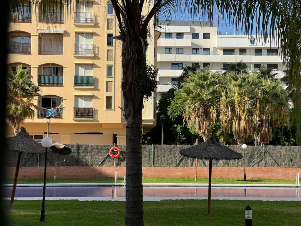 Middle Floor Apartment Estepona Málaga - image 6