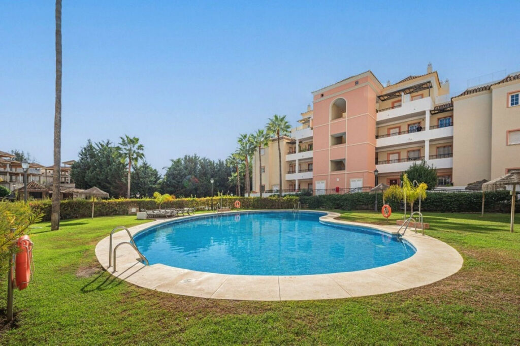 Middle Floor Apartment Las Brisas Málaga - image 6