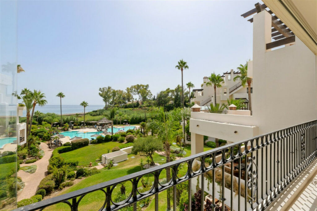 Middle Floor Apartment New Golden Mile Málaga - image 6