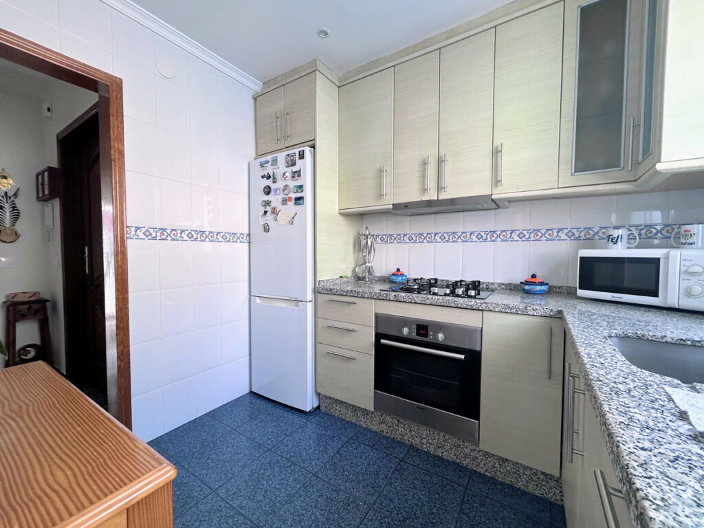 Middle Floor Apartment Estepona Málaga - image 5