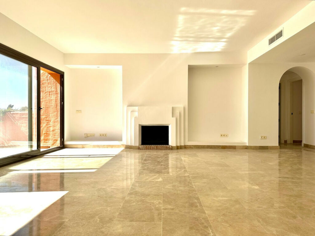 Penthouse La Duquesa Málaga - image 3