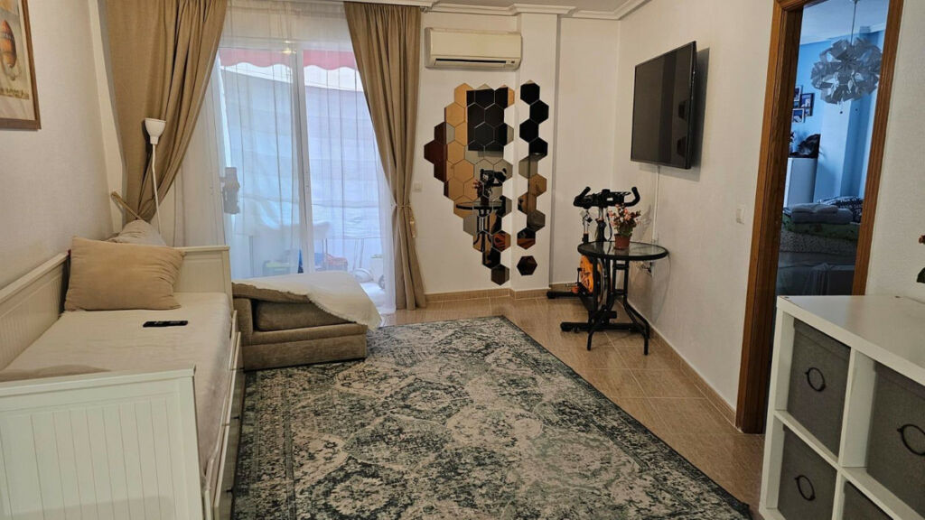 Middle Floor Apartment Torrevieja Alicante - image 6